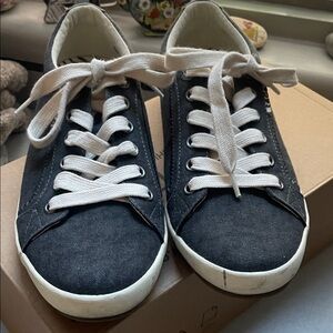 TAOS SIZE 8.5 sneakers